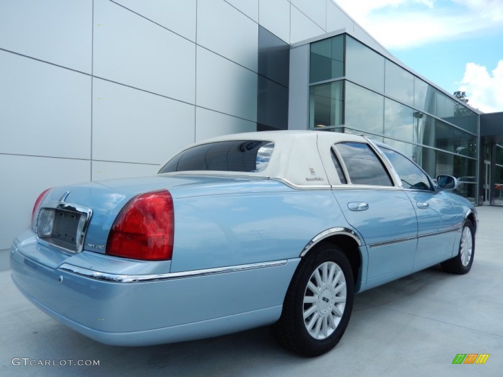 Light Ice Blue Metallic 2005 Lincoln Town Car Signature Exterior Photo #84066473