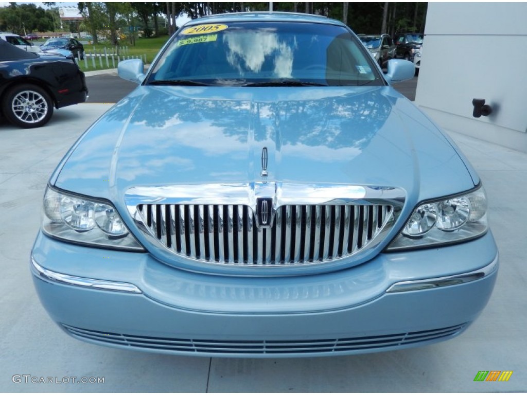 Light Ice Blue Metallic 2005 Lincoln Town Car Signature Exterior Photo #84066551