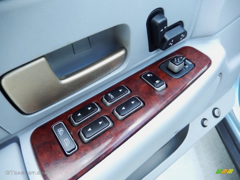2005 Lincoln Town Car Signature Controls Photo #84066731