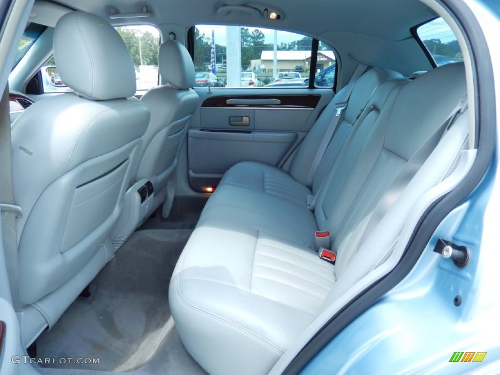 2005 Lincoln Town Car Signature Rear Seat Photo #84066755