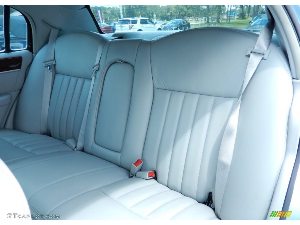 2005 Lincoln Town Car Signature Rear Seat Photo #84066779
