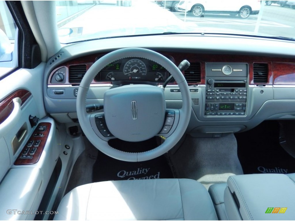 2005 Lincoln Town Car Signature Dove Dashboard Photo #84066893