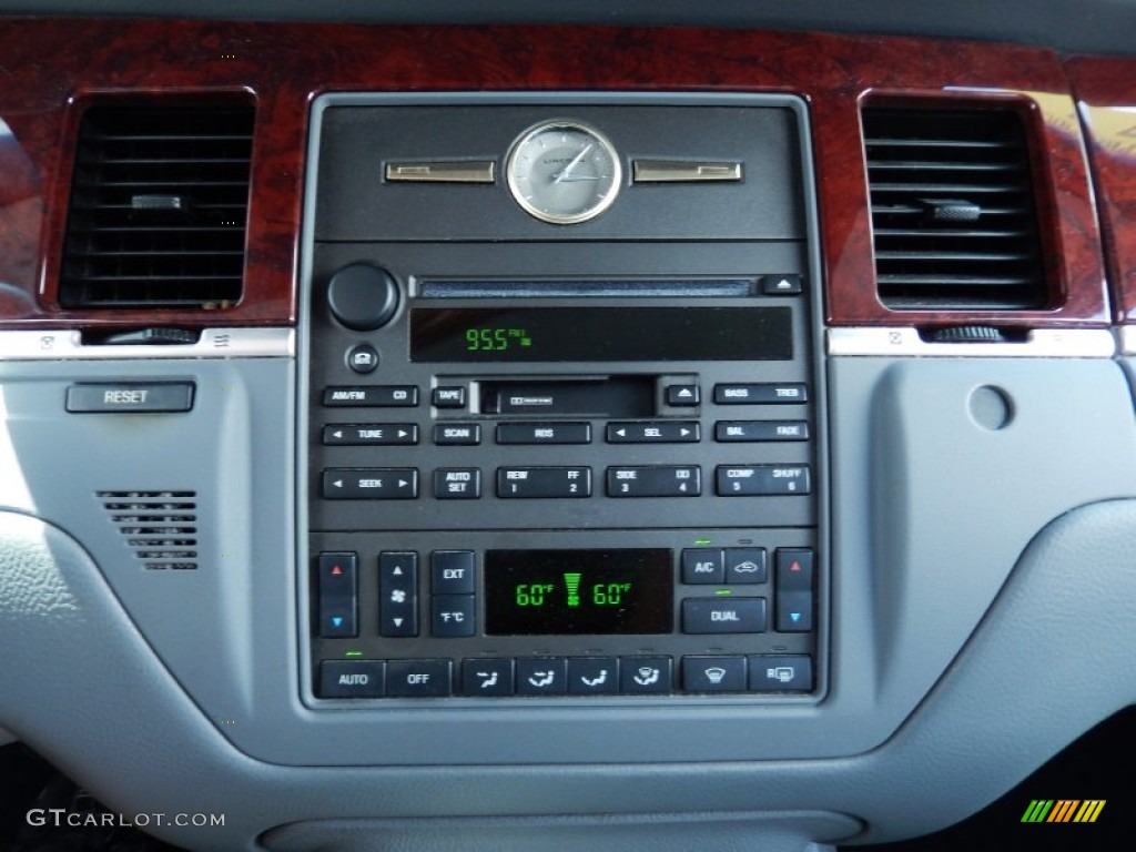 2005 Lincoln Town Car Signature Controls Photo #84066941
