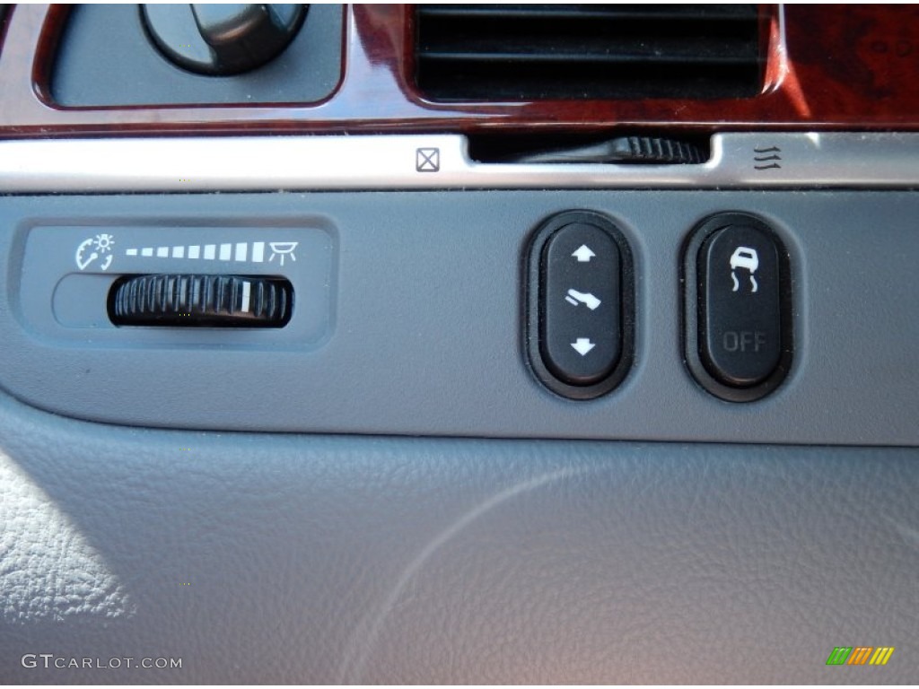 2005 Lincoln Town Car Signature Controls Photo #84066992