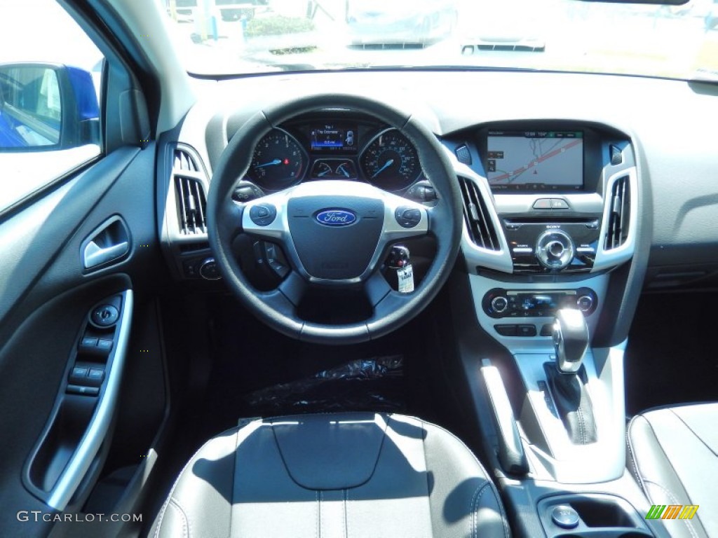 2014 Ford Focus SE Sedan Charcoal Black Dashboard Photo #84068033