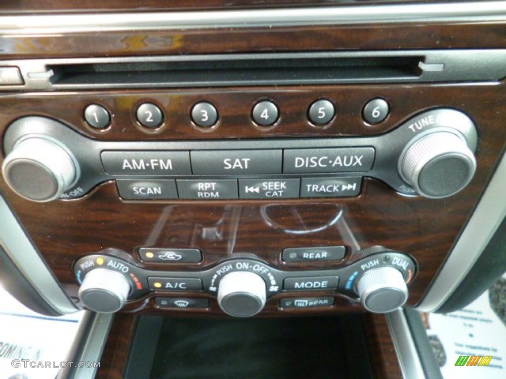 2014 Nissan Pathfinder SL AWD Controls Photos