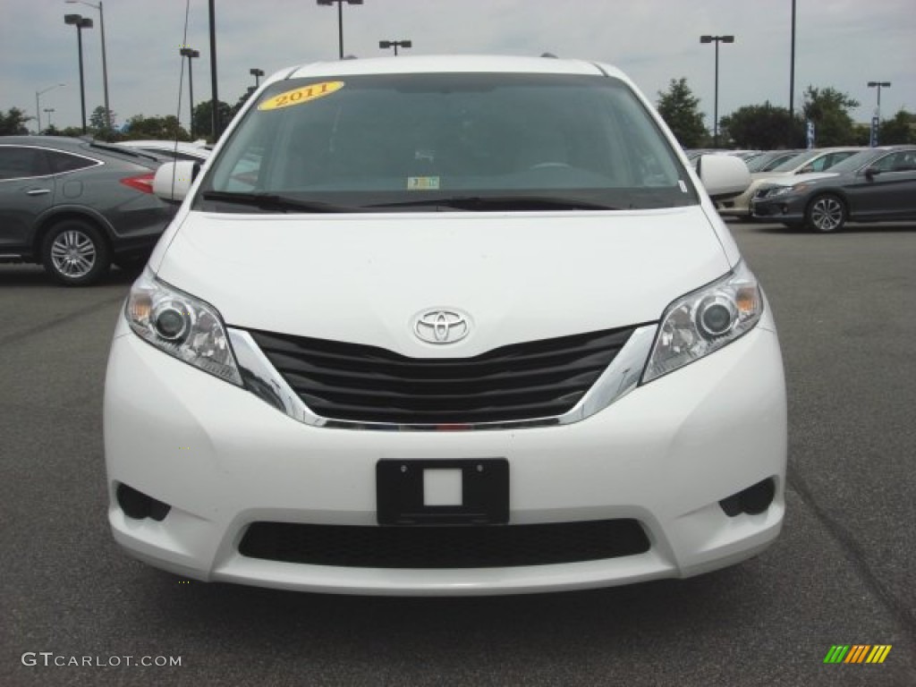 2011 Sienna LE - Super White / Light Gray photo #10