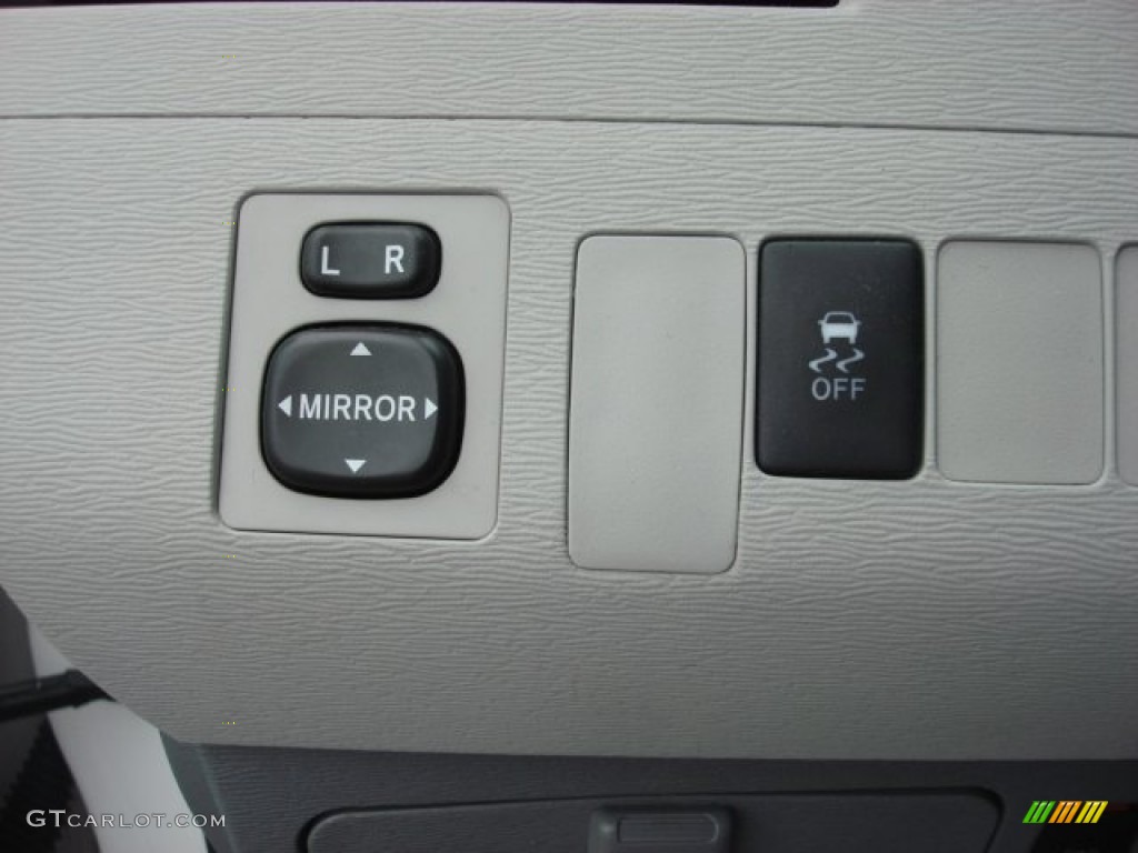 2011 Sienna LE - Super White / Light Gray photo #22