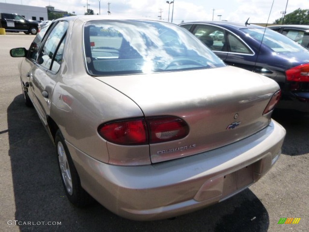 2002 Cavalier LS Sedan - Mayan Gold Metallic / Graphite photo #4