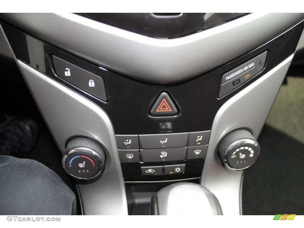 2013 Chevrolet Cruze LT/RS Controls Photos