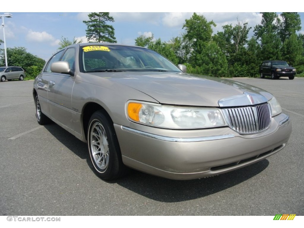 Light Parchment Gold Metallic 2000 Lincoln Town Car Signature Exterior Photo #84147690