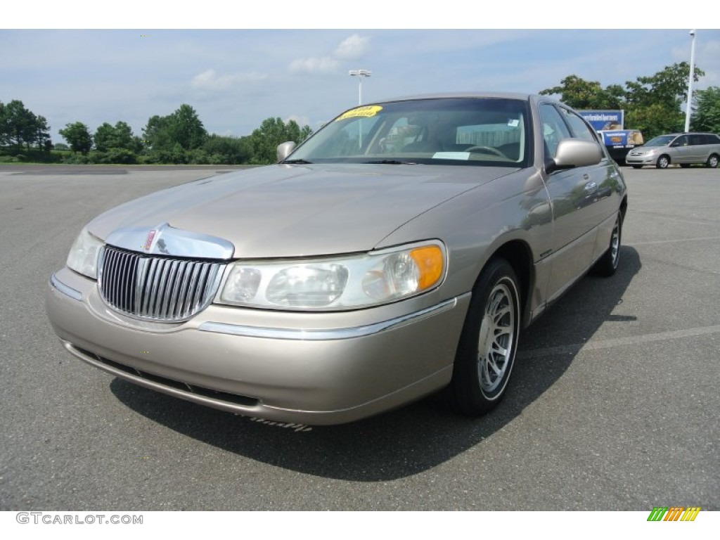 2000 Town Car Signature - Light Parchment Gold Metallic / Light Parchment photo #2