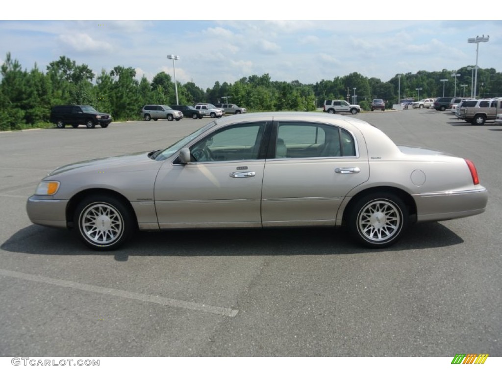 Light Parchment Gold Metallic 2000 Lincoln Town Car Signature Exterior Photo #84147789