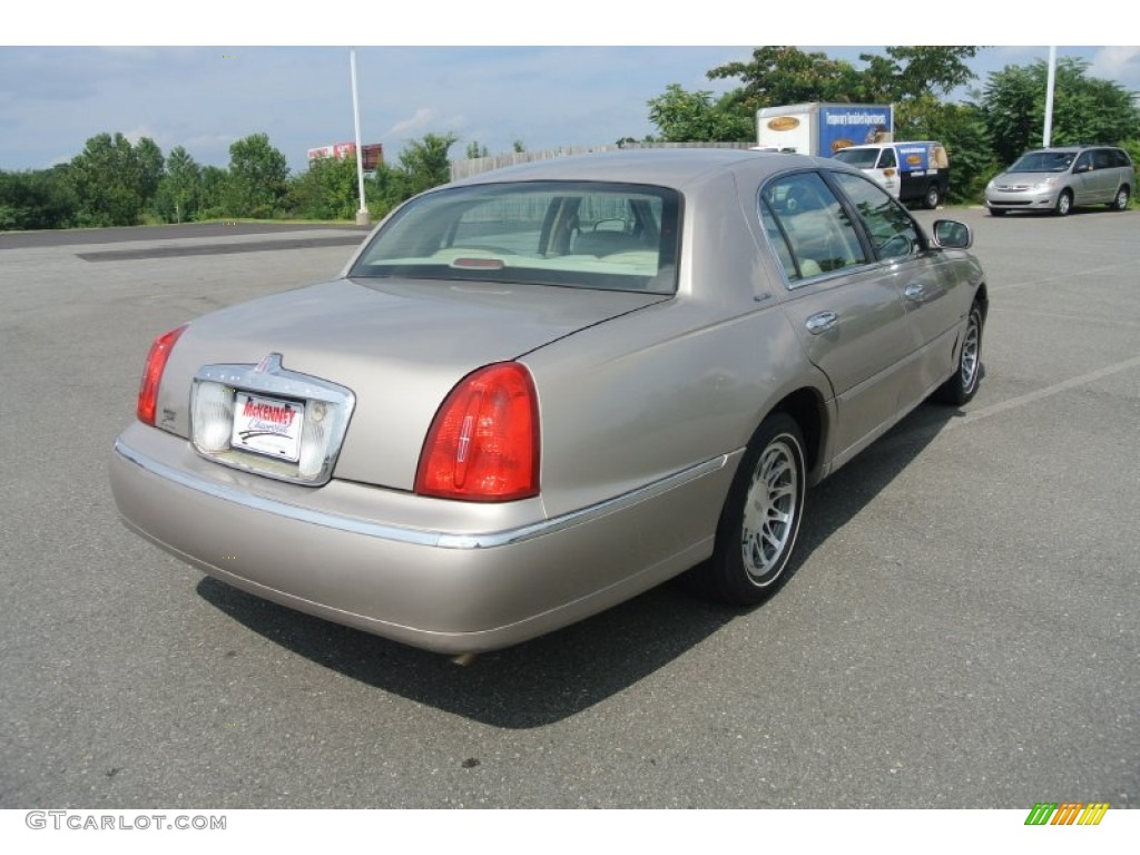 2000 Town Car Signature - Light Parchment Gold Metallic / Light Parchment photo #7