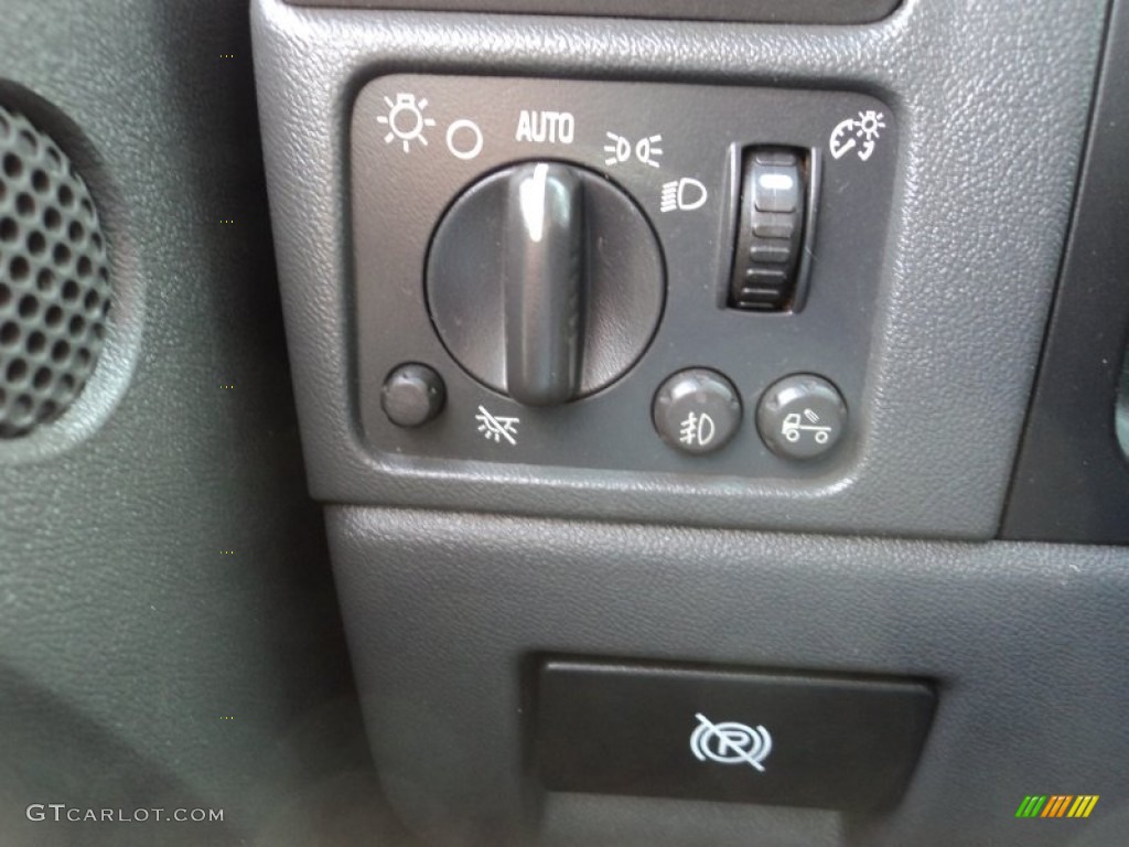 2004 Chevrolet Colorado LS Regular Cab 4x4 Controls Photo #84151332