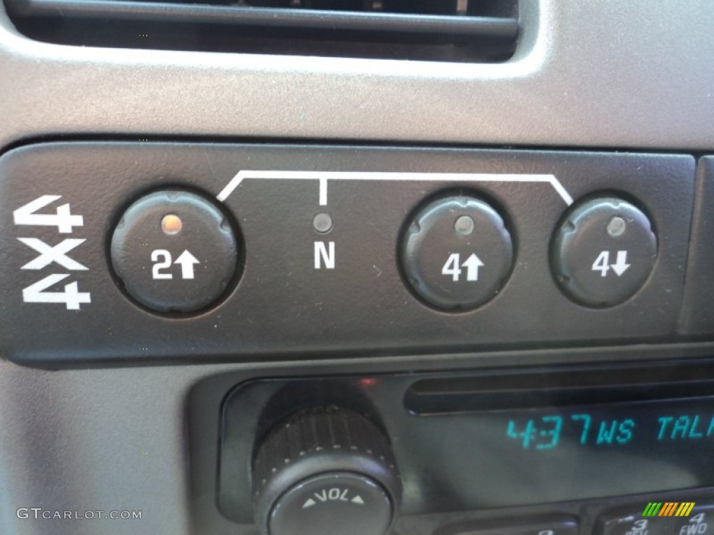 2004 Chevrolet Colorado LS Regular Cab 4x4 Controls Photo #84151353
