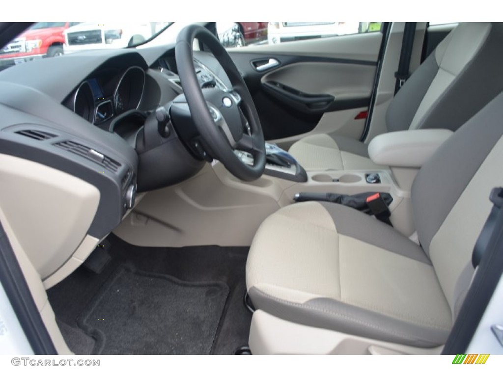 Medium Light Stone Interior 2014 Ford Focus SE Sedan Photo #84155505