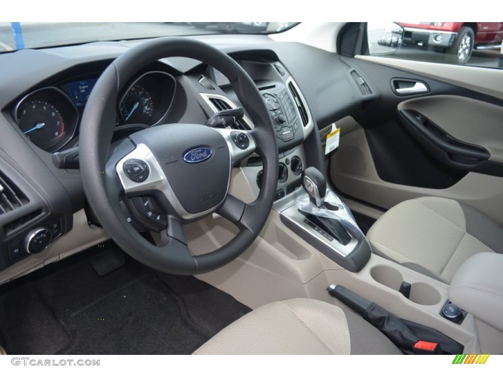 Medium Light Stone Interior 2014 Ford Focus SE Sedan Photo #84155530