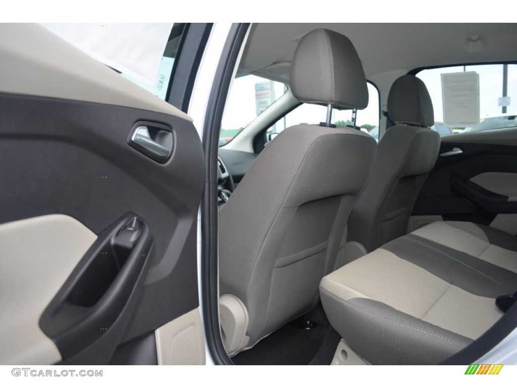 Medium Light Stone Interior 2014 Ford Focus SE Sedan Photo #84155556