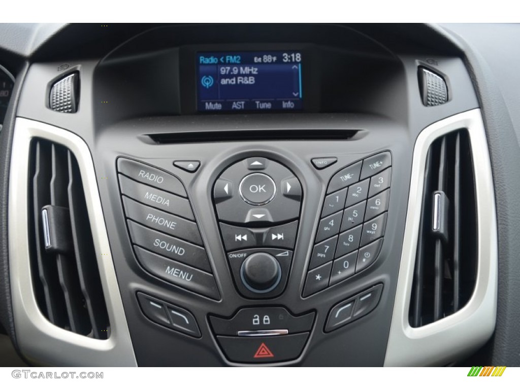 2014 Ford Focus SE Sedan Controls Photo #84155655