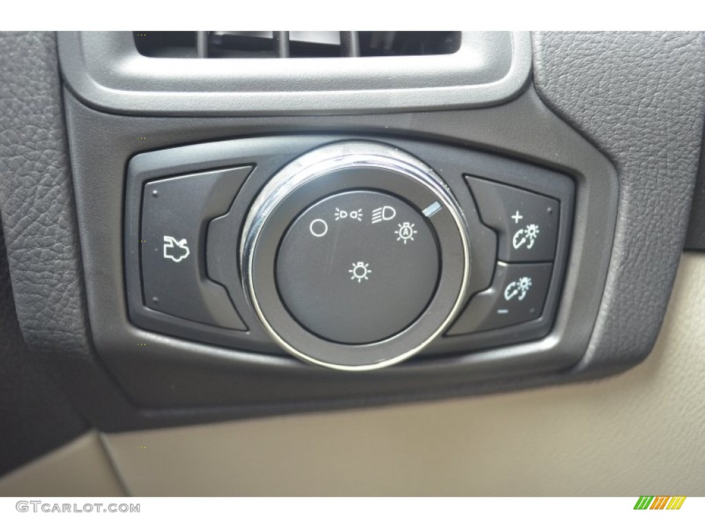 2014 Ford Focus SE Sedan Controls Photo #84155778