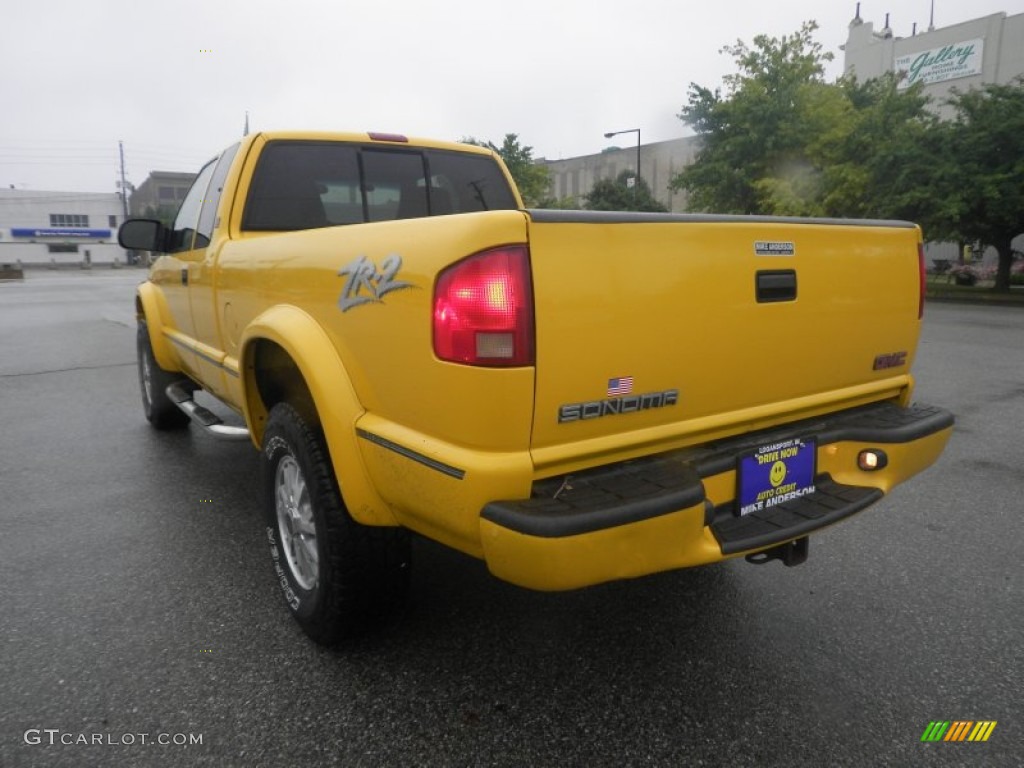 2002 Sonoma SLS Extended Cab 4x4 - Flame Yellow / Graphite photo #3
