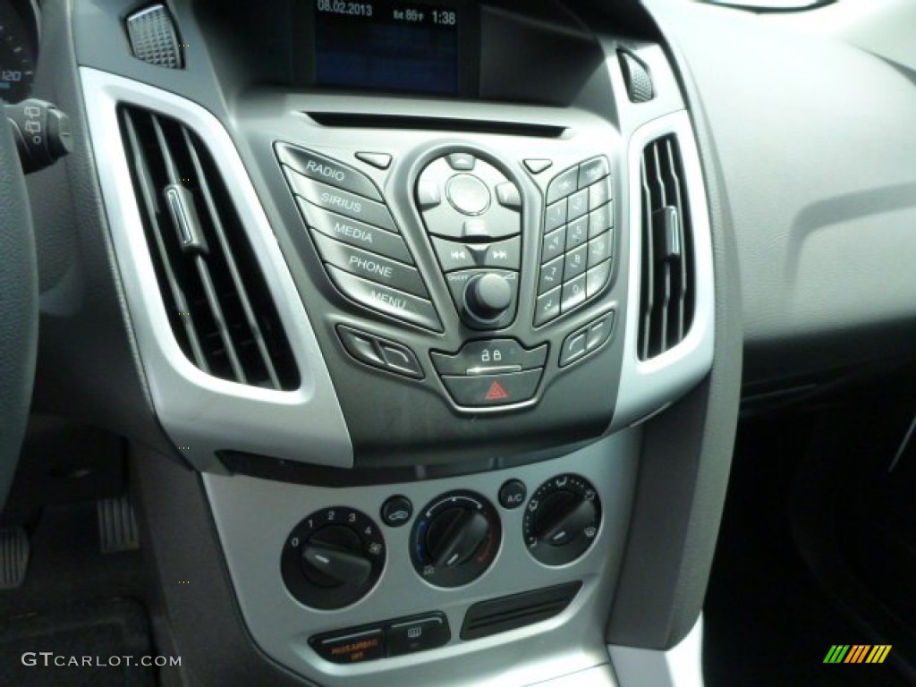 2014 Ford Focus SE Hatchback Controls Photo #84164022