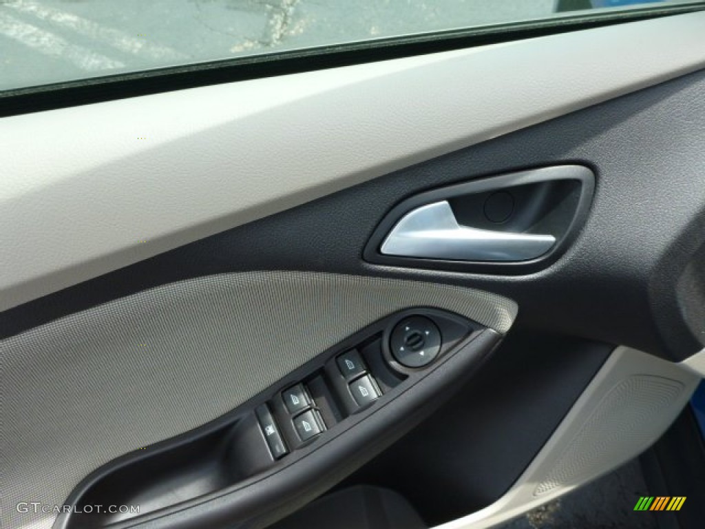 2013 Focus SE Hatchback - Blue Candy / Medium Light Stone photo #11