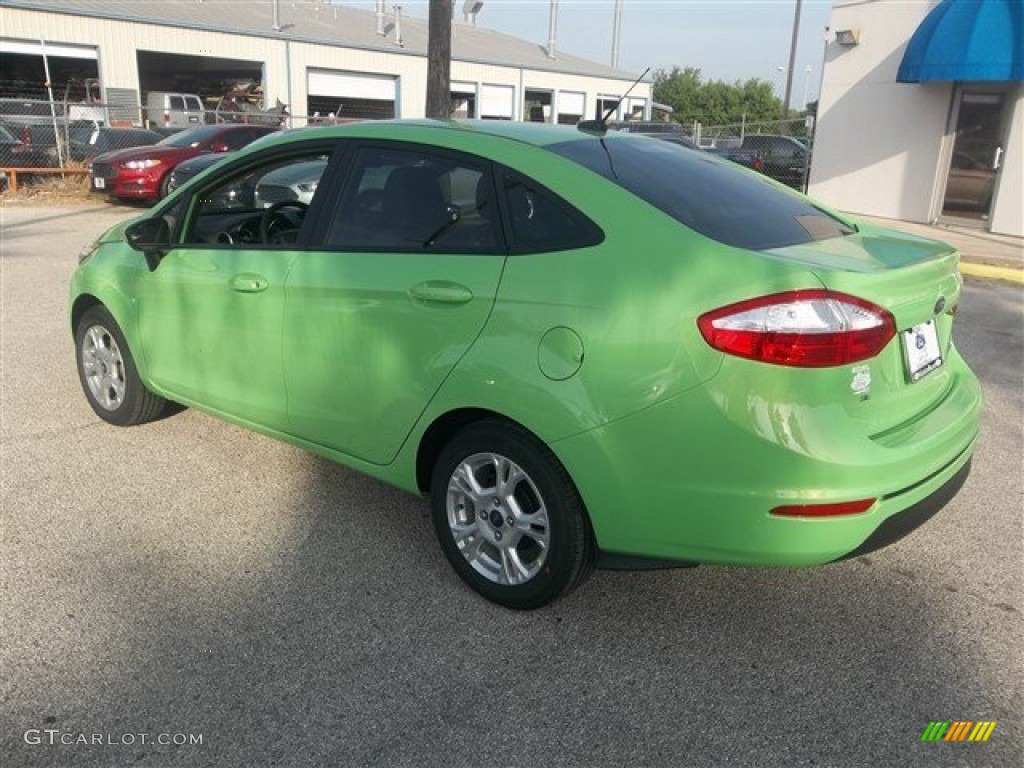 2014 Fiesta SE Sedan - Green Envy / Medium Light Stone photo #2