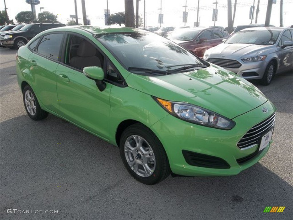 2014 Fiesta SE Sedan - Green Envy / Medium Light Stone photo #5