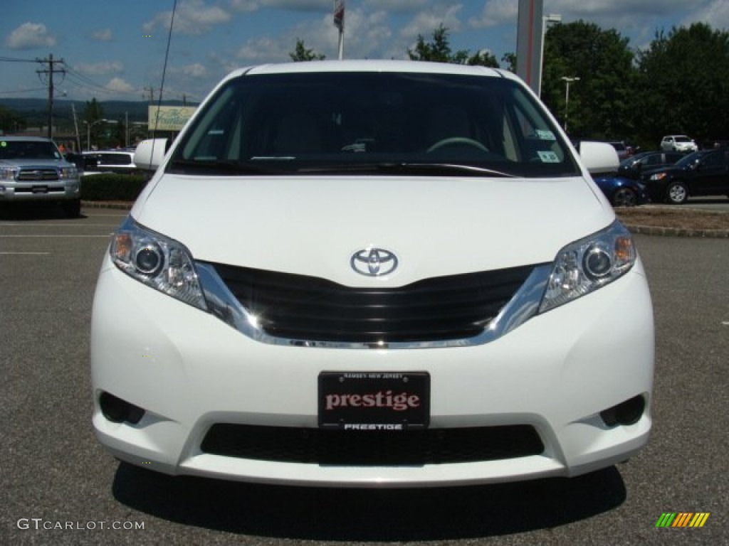 2011 Sienna LE AWD - Super White / Light Gray photo #3