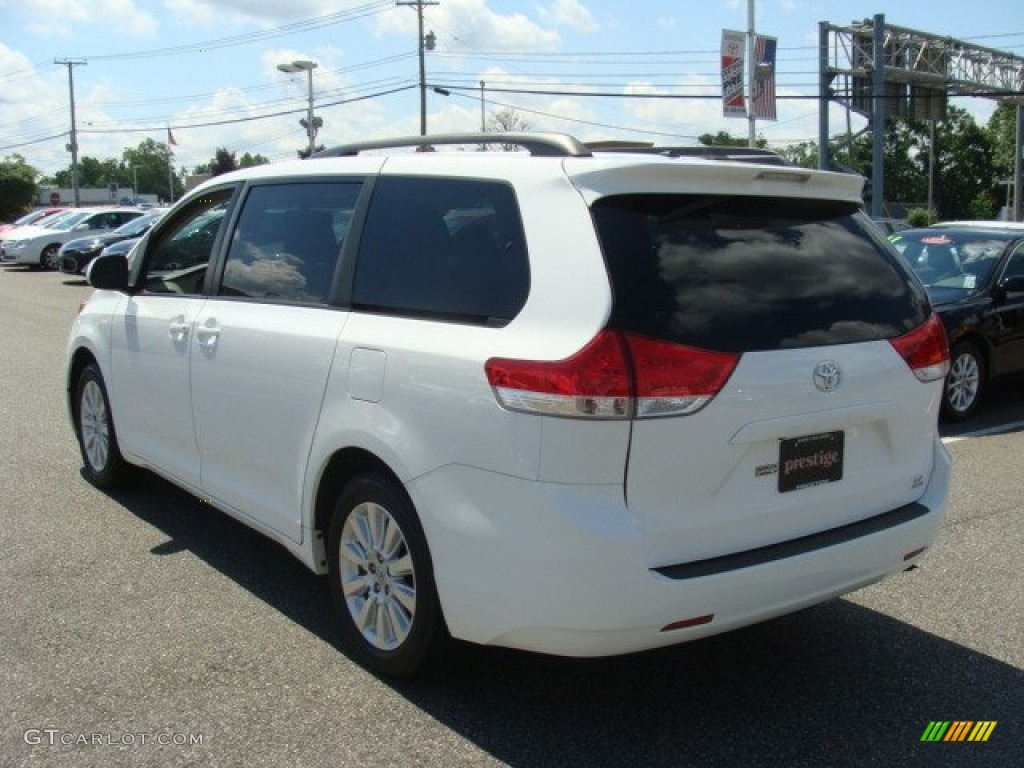 2011 Sienna LE AWD - Super White / Light Gray photo #4