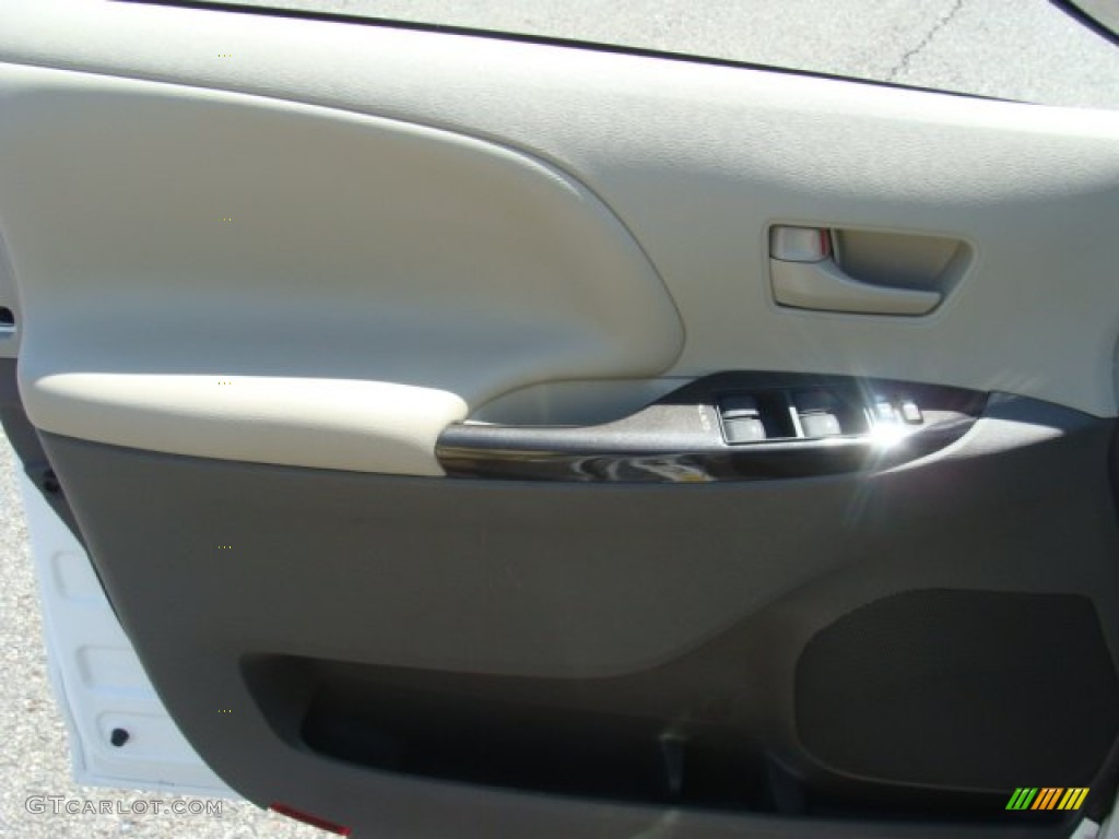 2011 Sienna LE AWD - Super White / Light Gray photo #6