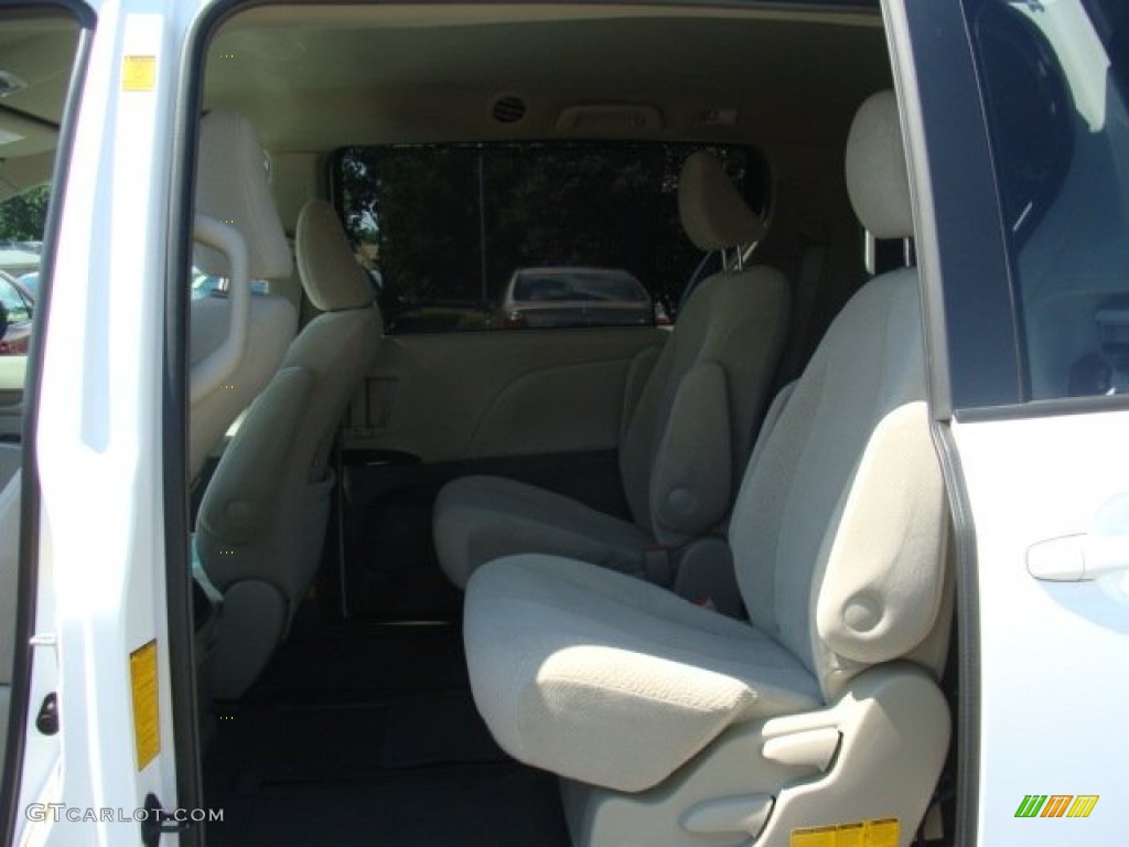 2011 Sienna LE AWD - Super White / Light Gray photo #13