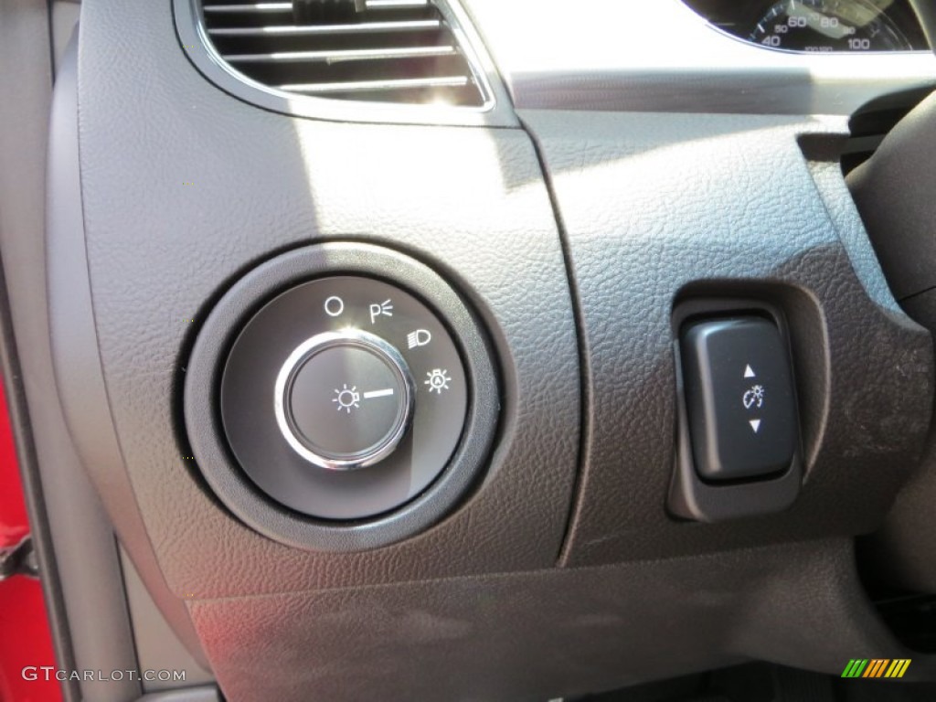 2014 Ford Taurus SEL Controls Photo #84183981