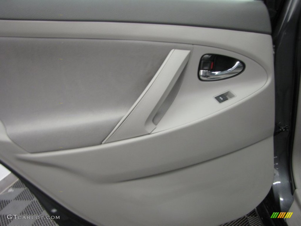 2011 Camry SE V6 - Magnetic Gray Metallic / Ash photo #12