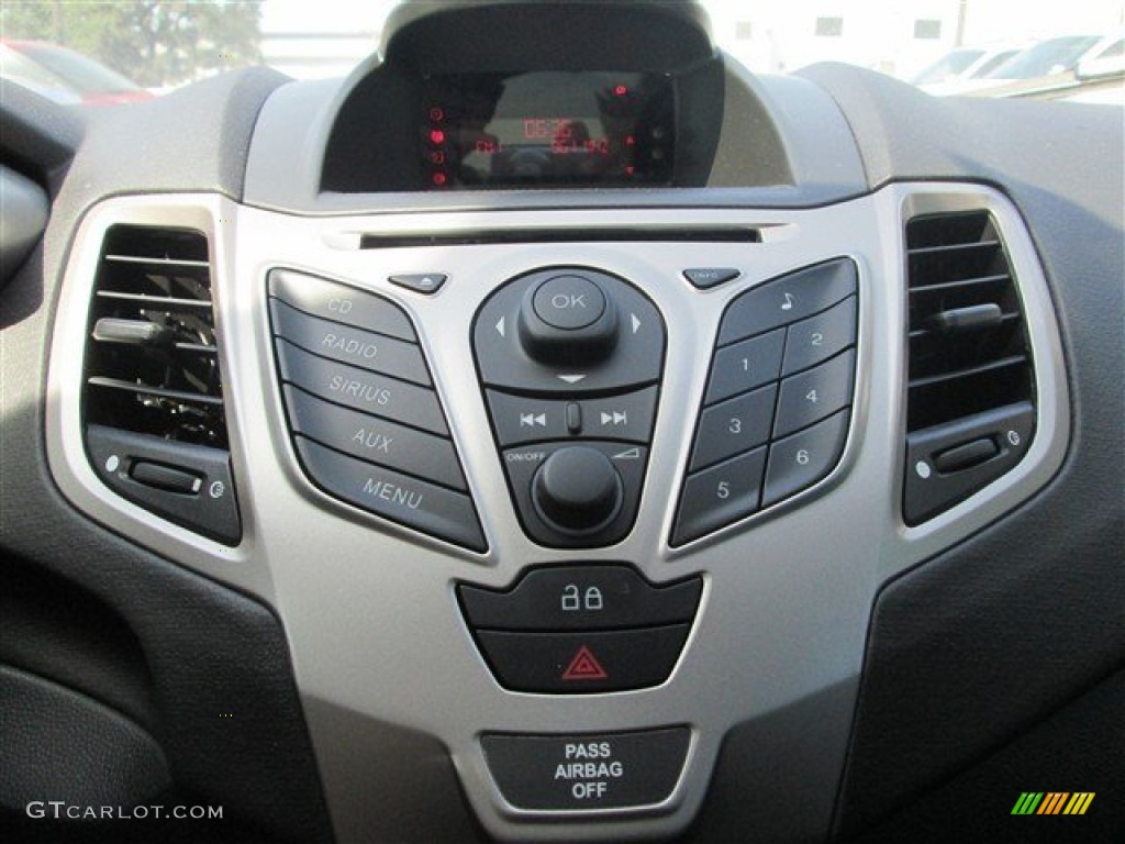 2013 Fiesta SE Sedan - Ingot Silver / Charcoal Black photo #20