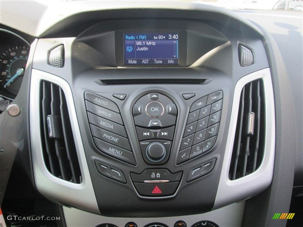 2014 Ford Focus SE Hatchback Controls Photo #84205400
