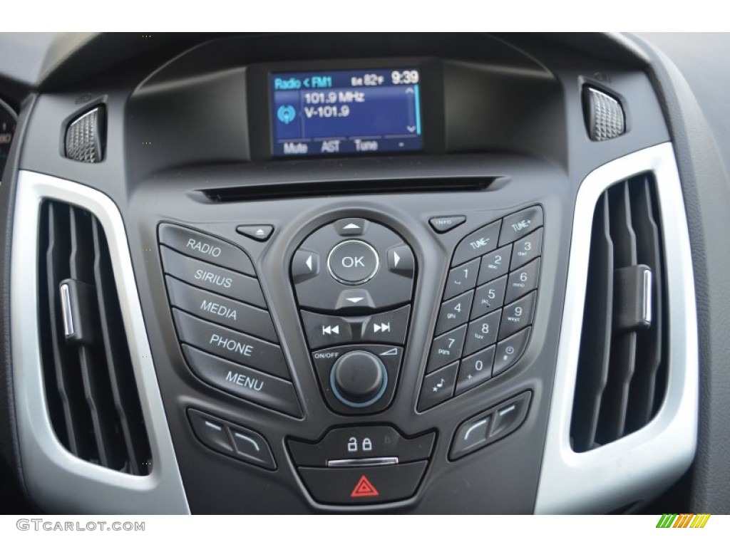 2014 Ford Focus SE Hatchback Controls Photo #84218702