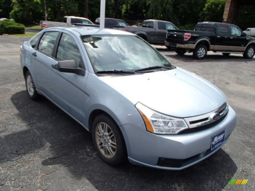 2009 Focus SE Sedan - Light Ice Blue Metallic / Medium Stone photo #2