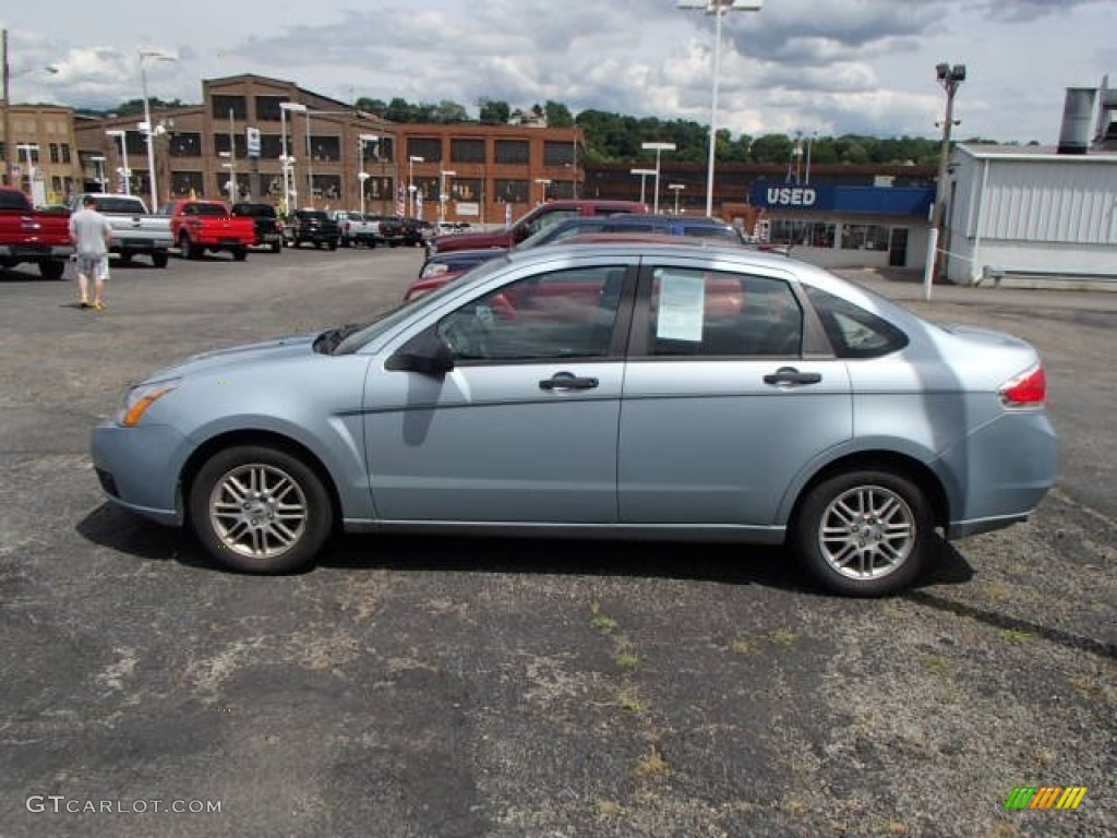 2009 Focus SE Sedan - Light Ice Blue Metallic / Medium Stone photo #5