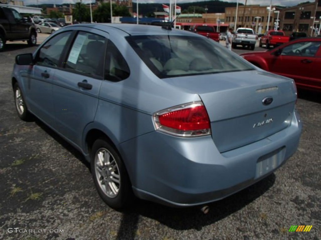 2009 Focus SE Sedan - Light Ice Blue Metallic / Medium Stone photo #6