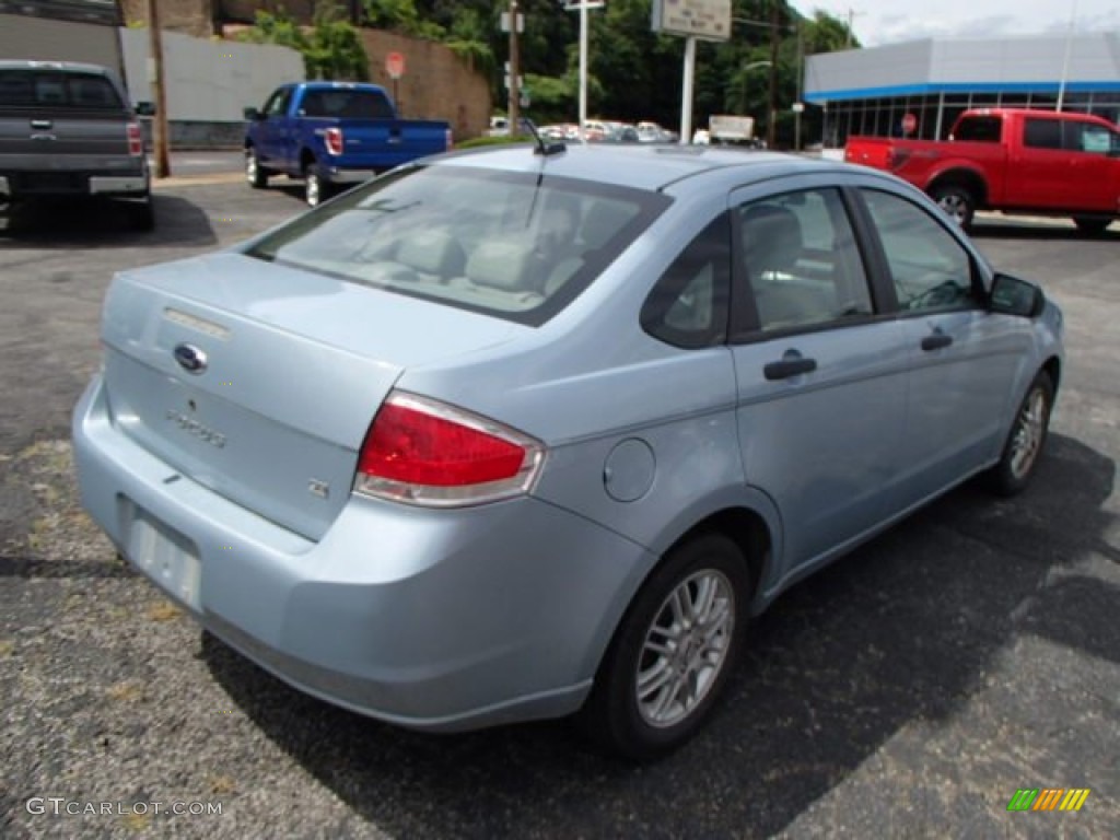 2009 Focus SE Sedan - Light Ice Blue Metallic / Medium Stone photo #8
