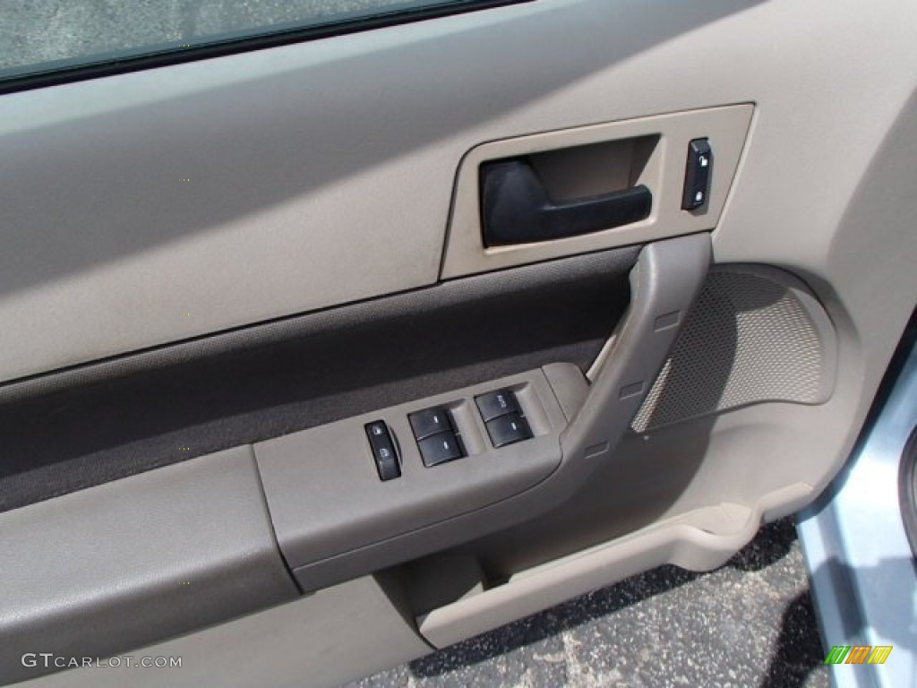 2009 Focus SE Sedan - Light Ice Blue Metallic / Medium Stone photo #15