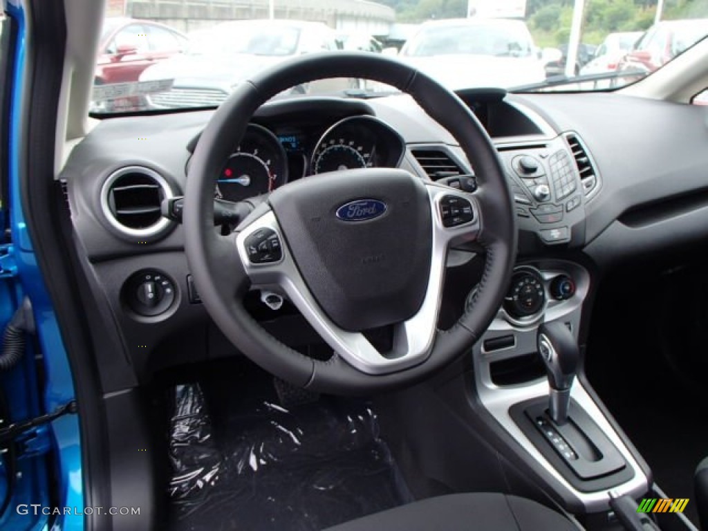 2014 Ford Fiesta SE Hatchback Charcoal Black Steering Wheel Photo #84226718