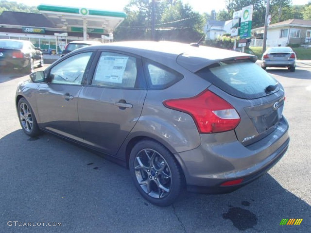 2014 Focus SE Hatchback - Sterling Gray / Tuscany Red photo #7
