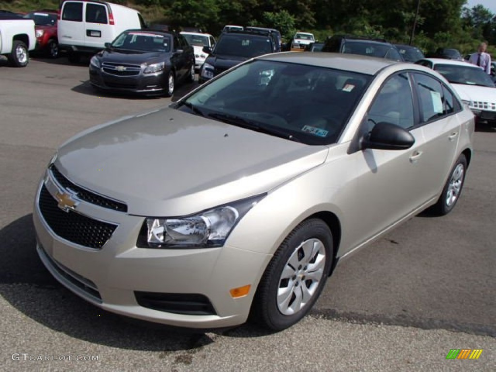 2014 Cruze LS - Champagne Silver Metallic / Jet Black/Medium Titanium photo #4