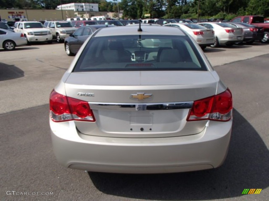 2014 Cruze LS - Champagne Silver Metallic / Jet Black/Medium Titanium photo #7