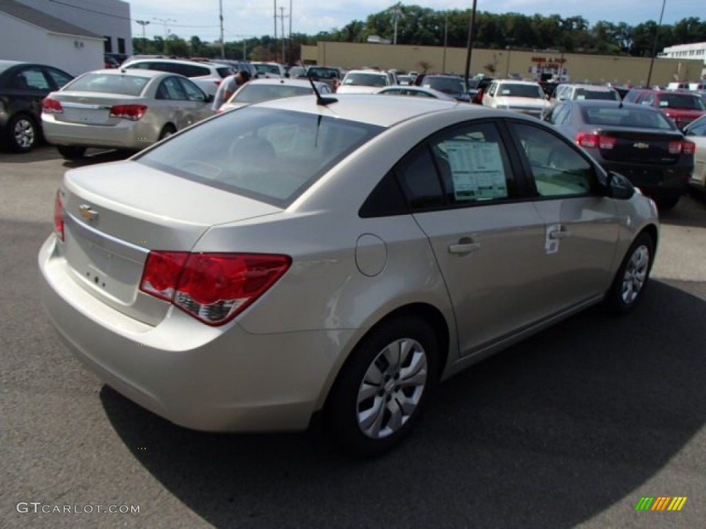 2014 Cruze LS - Champagne Silver Metallic / Jet Black/Medium Titanium photo #8