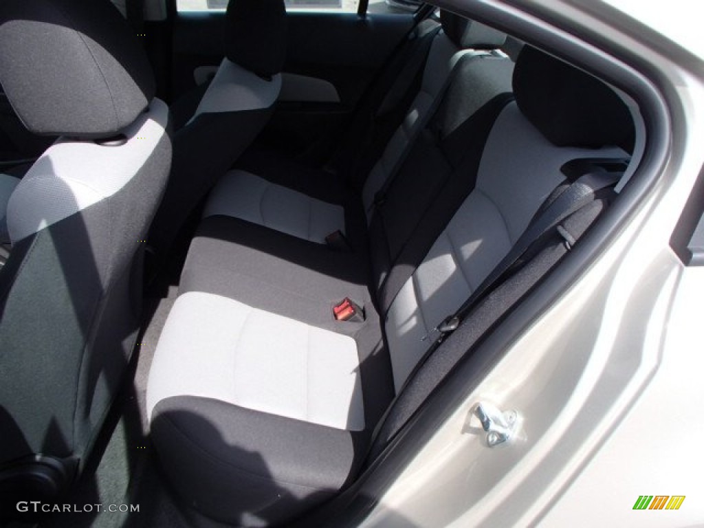 2014 Cruze LS - Champagne Silver Metallic / Jet Black/Medium Titanium photo #11